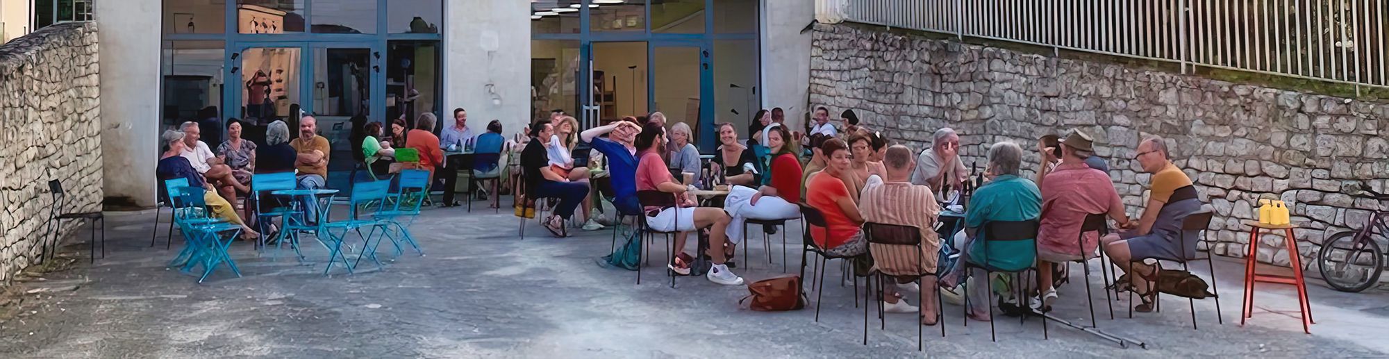 Convivial café